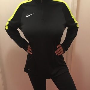 Nike’s Women’s Dri-Fit Long Sleeve Top M